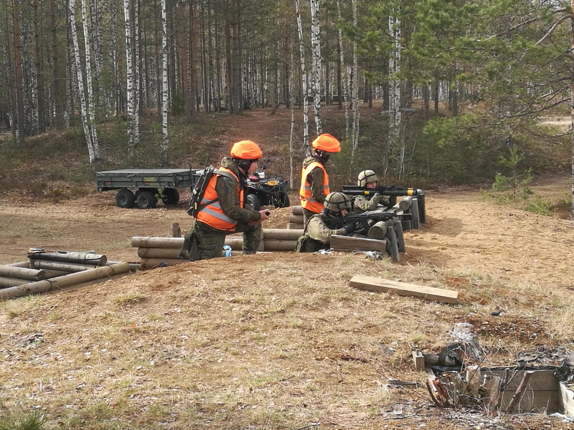 kaksi sotilasta puolustusasemissa harjoituksessa.