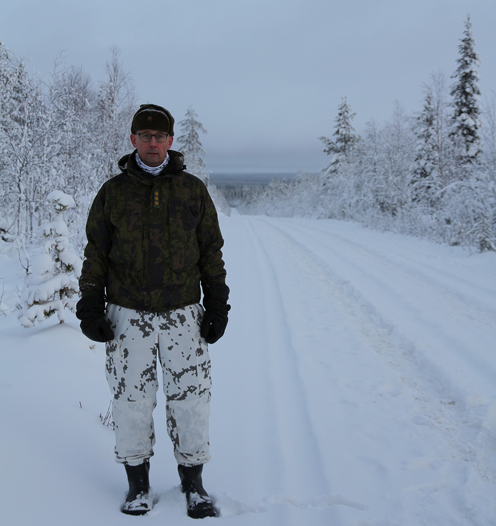 Jääkäriprikaatin komentaja eversti Sami-Antti Takamaa seisoo tien reunassa, taustalla aukeaa tunturimaisema.