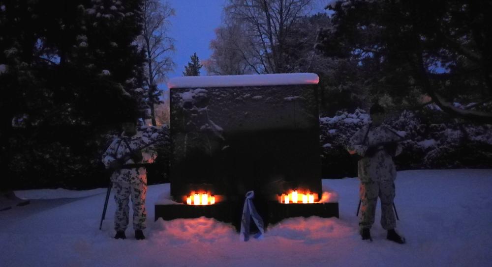 Sodankylässä sankarimuistomerkillä kaksi varusmiestä kunniavartiossa.