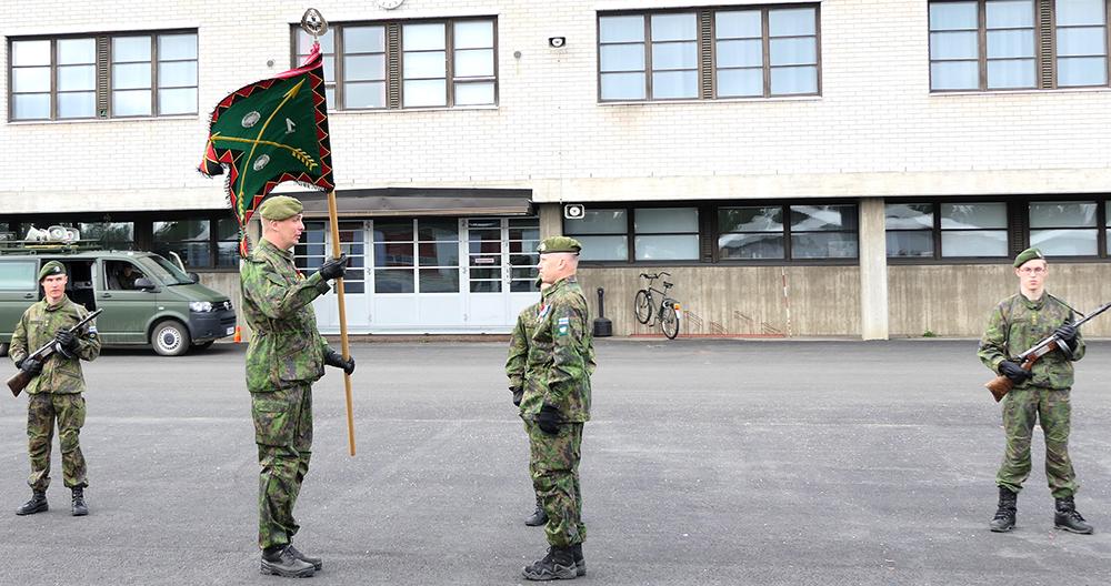 Everstiluutnantti Mikko Kuokka vastaanottaa Lapin jääkäripataljoonan lipun.