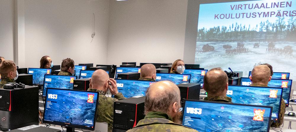Useita reserviläisiä tietokoneilla virtuaalikoulutusluokassa.