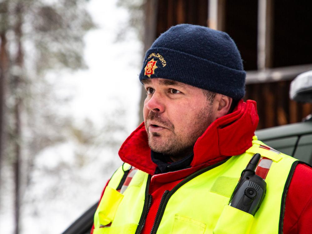 Kuva jossa raskas ajoneuvo on ajanut henkilöauton päälle.