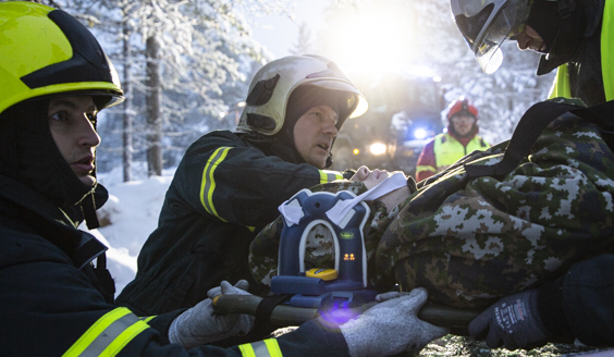 Kuva jossa onnettomuuden uhria viedään paareilla.