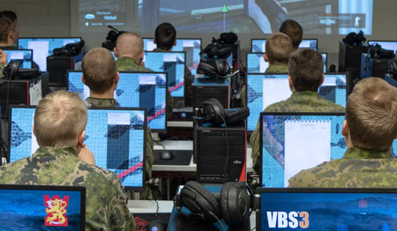 kuva, jossa varusmiehet harjoittelevat simulaattorilla