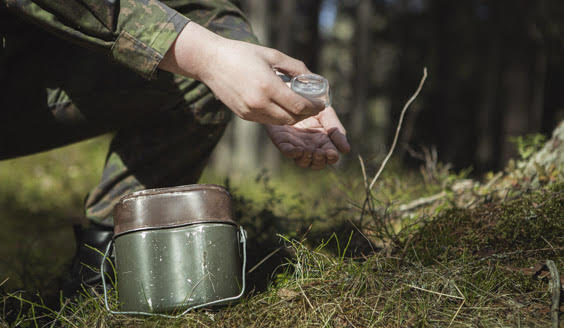 kuva, jossa varusmies desinfioi kätensä