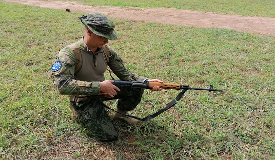 Suomalainen rauhanturvaaja käsittelee aseistusta Mosambikissa.