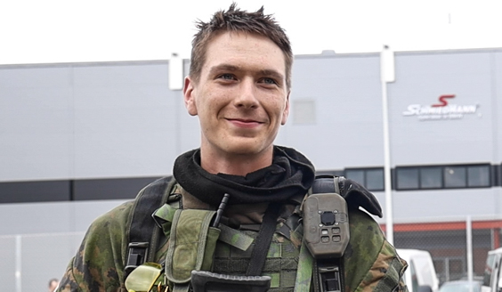kuva, jossa varusmies Aatu Holma hymyilee.