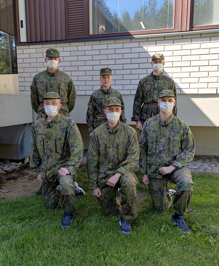 Erilleen asetetut alokkaat ja heidän kouluttajat.