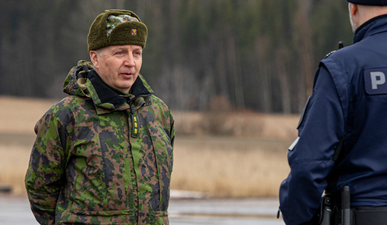 kuva, jossa maavoimien komentaja keskustelee poliisin kanssa