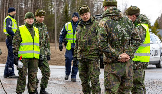 kuva, jossa maavoimien komentaja keskustelee varusmiesten kanssa