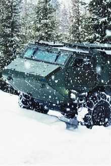 kuva, jossa ajoneuvo on maastossa lumisateessa talvisissa olosuhteissa