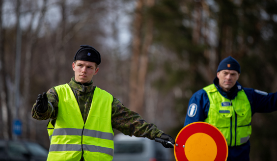 kuva, jossa varusmies ohjaa liikennettä