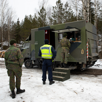 kuva, jossa varusmiehiä sotilaskodissa