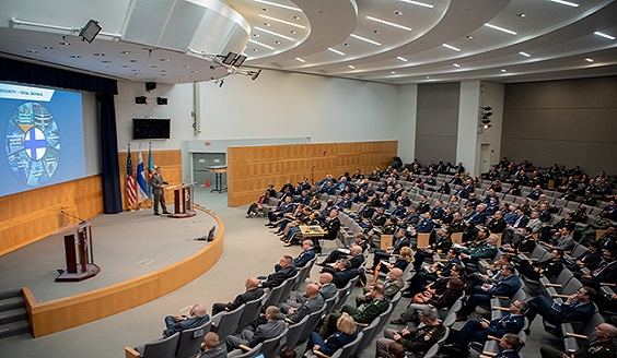 Maavoimien komentaja kenraaliluutnantti Pasi Välimäki pitämässä luentoa Yhdysvaltain maanpuolustuskorkeakoulussa.