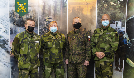 Kuvassa ovat Suomen ja Ruotsin maavoimien komentajat Petri Hulkko ja Karl L. E. Engelbrektson sekä prikaatikenraalit Mikael Frisell (vas.) ja Laura Swaan Wrede.