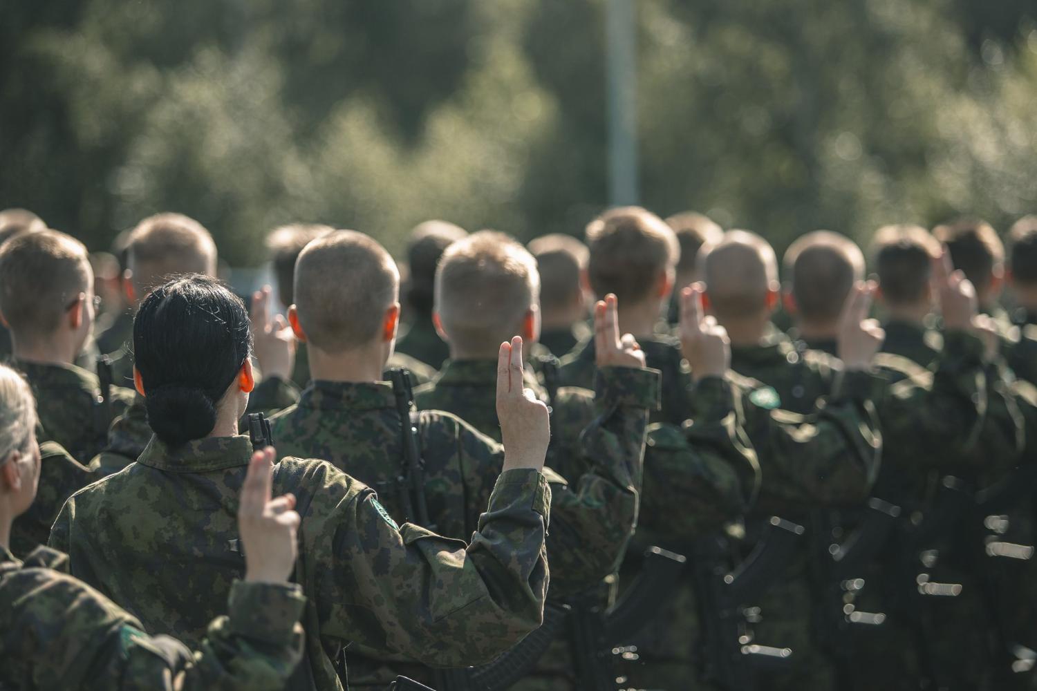 henkilöt kuvassa vala-asennossa