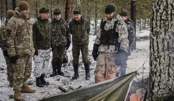 Varusmies keskustelee kenraalimajuri Peter B. Andrysiakin ja kenraaliluutnantti Petri Hulkon kanssa.