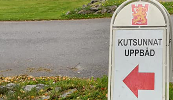 Kuvassa on nurmella A-kyltti, jossa teksti