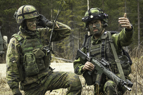Suomalainen ja ruotsalainen sotilas Northern Forest -harjoituksessa Pohjois-Suomessa kesäkuussa 2021.