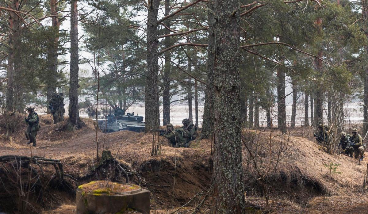 kuva, jossa varusmiehiä ja BMP-panssarivaunu