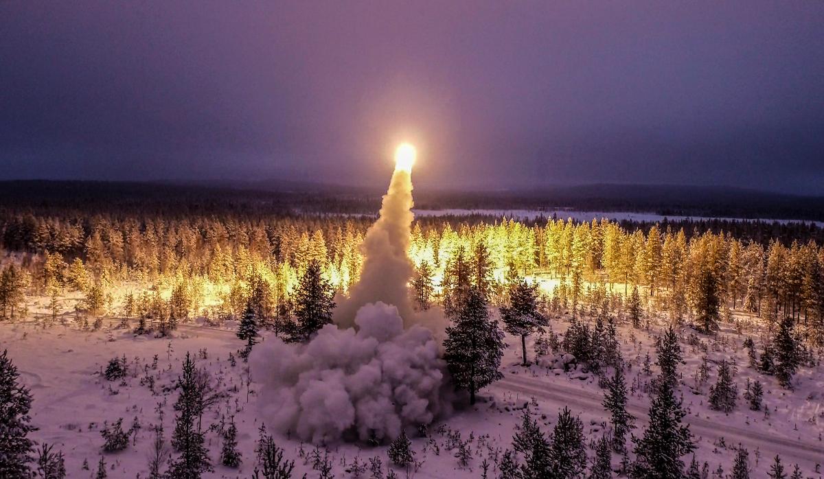 Kuva, jossa raskas raketinheitin ampuu Rovajärven harjoitusalueella.