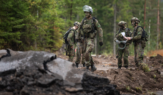 kuva, jossa pioneerisotilaita kävelee tiellä