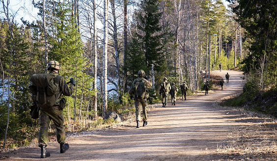 kuva, jossa sotilaita marssii tietä pitkin eteenpäin