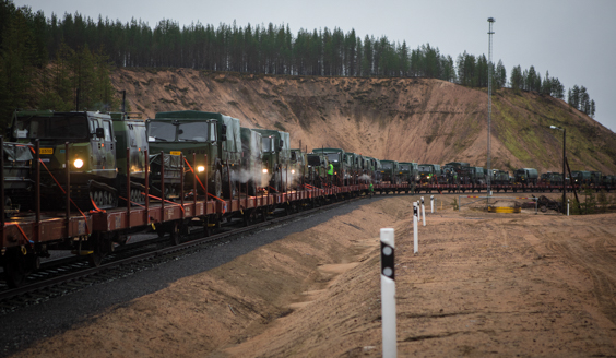 kuva jossa pitkä juna tuo ajoneuvoja Rovajärven harjoitusalueelle