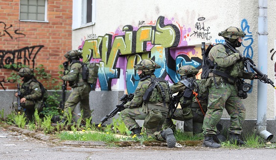 Sotilaita harjoittelemassa kaupunkialueella