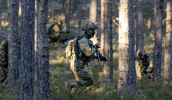 kuva, jossa varusmiehiä maastoharjoituksessa