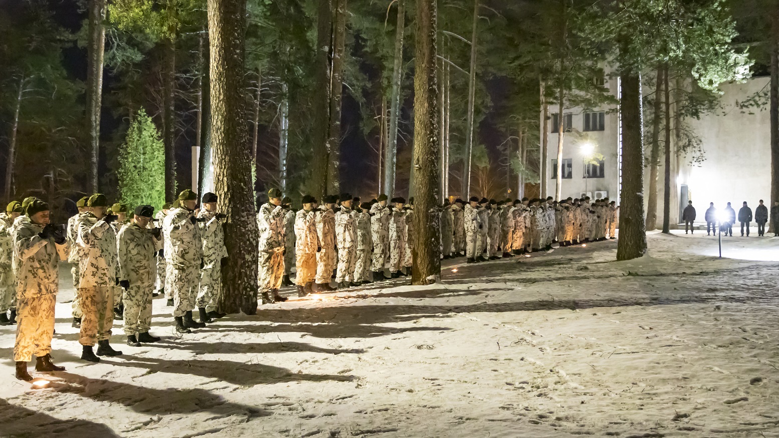 Rivissä lumipukuiset sotilaat juovat katkeraa kalkkia, aliupseereiden perinnejuomaa.