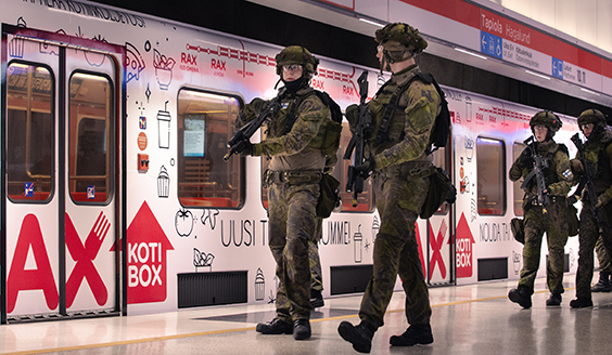 2. Sotilaspoliisikomppania harjoittelee Tapiolan metroasemalla