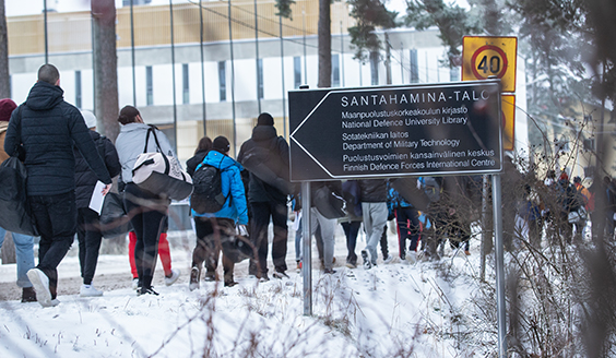 Alokkaita kävelee palvelukseen Santahaminassa