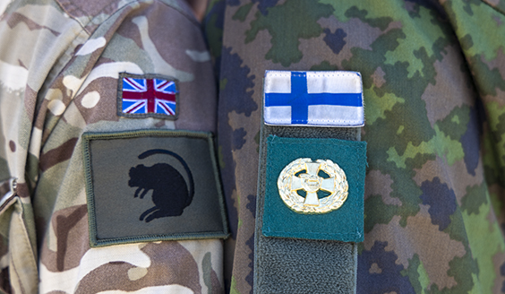 Kuvassa brittiläisen ja suomalaisen sotilaan maastopukujen hihat