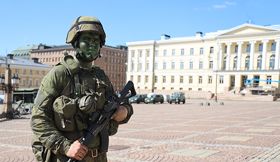 Varusmies Senaatintorilla, mukana rynnäkkökivääri