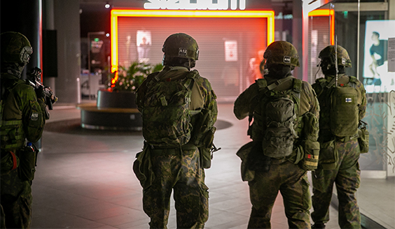 Kuvassa sotilaita kauppakeskuksen sisätiloissa partioimassa aseet käsissään maastokuvioiduissa vaatteissa taisteluvarustuksessa.