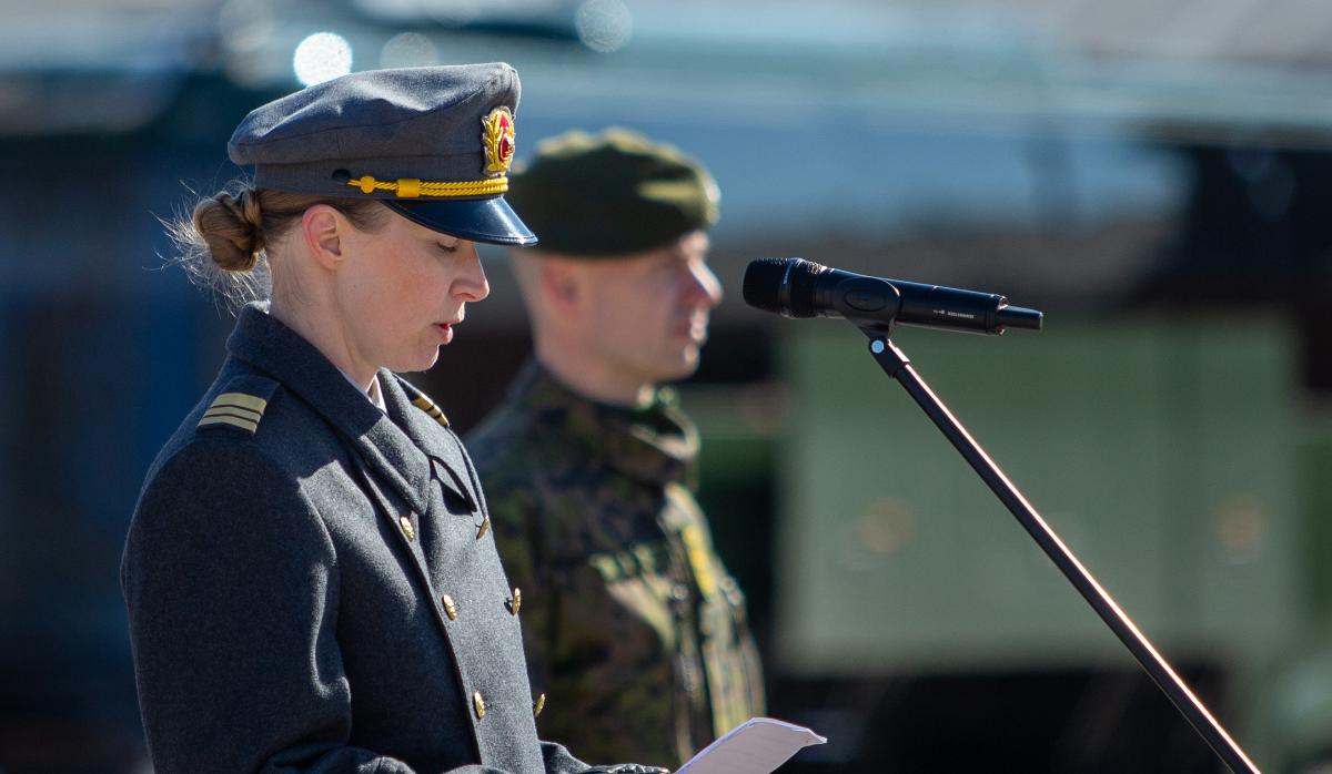 Uudenmaan jääkäripataljoonan komentaja Annukka Ylivaara pitää puhetta