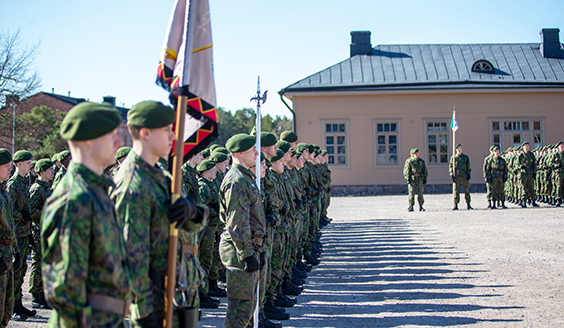 Varusmiehiä sotilaspuvussa ulkona