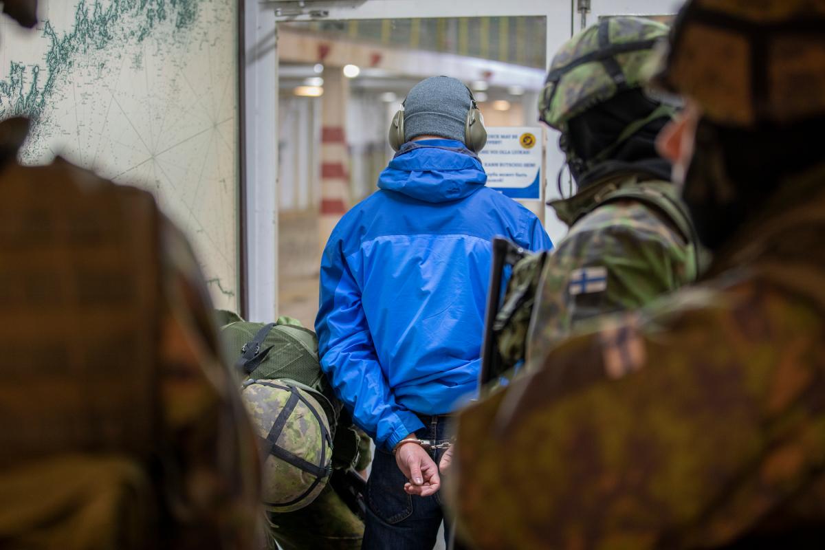 Varusmiehet harjoittelevat kiinniottotehtävää