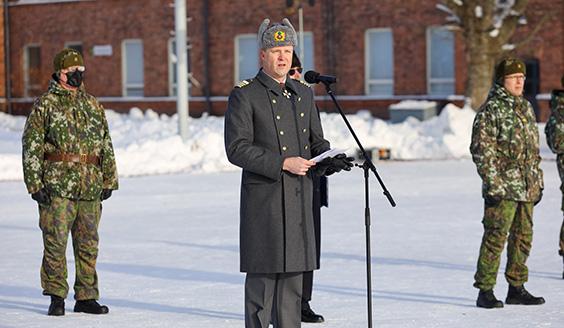 Komentaja eversti Petteri Tervonen puhuu sotilasvalatilaisuudessa