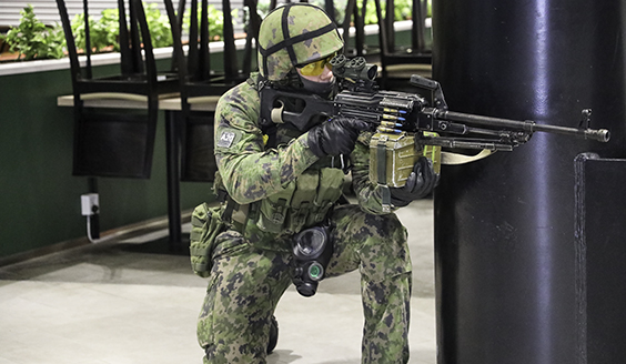 Kuvassa sotilas aseen kanssa