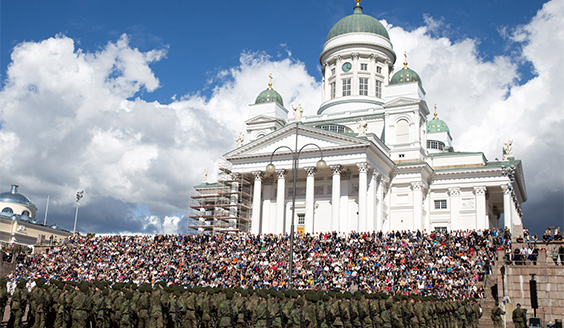 Sotilasvalatilaisuus Senaatintorilla. Kuva on vuodelta 2016.