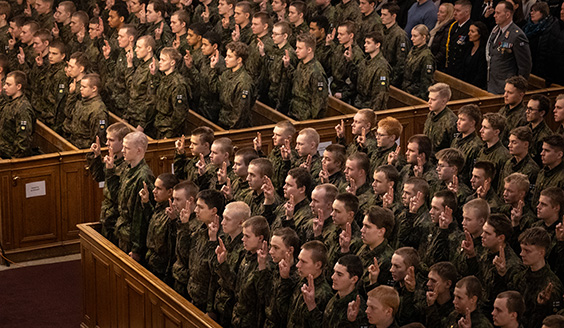 Sotilaita antamassa valaa Helsingin Tuomiokirkossa.