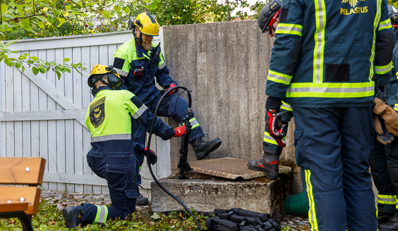 Pelastuslaitoksen työntekijät ohjeistamassa onnettomuuspaikalla.