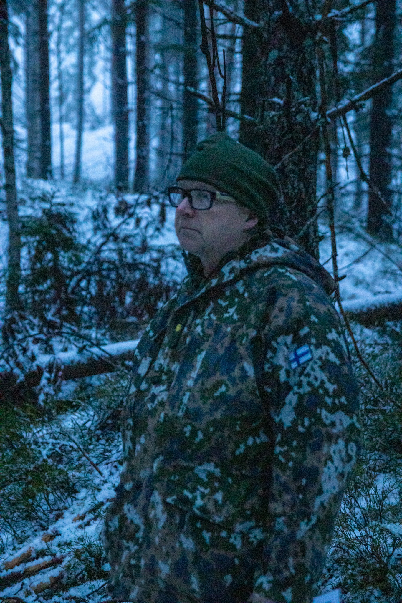 Majuri Pekka Rytkölä hämärässä metsässä