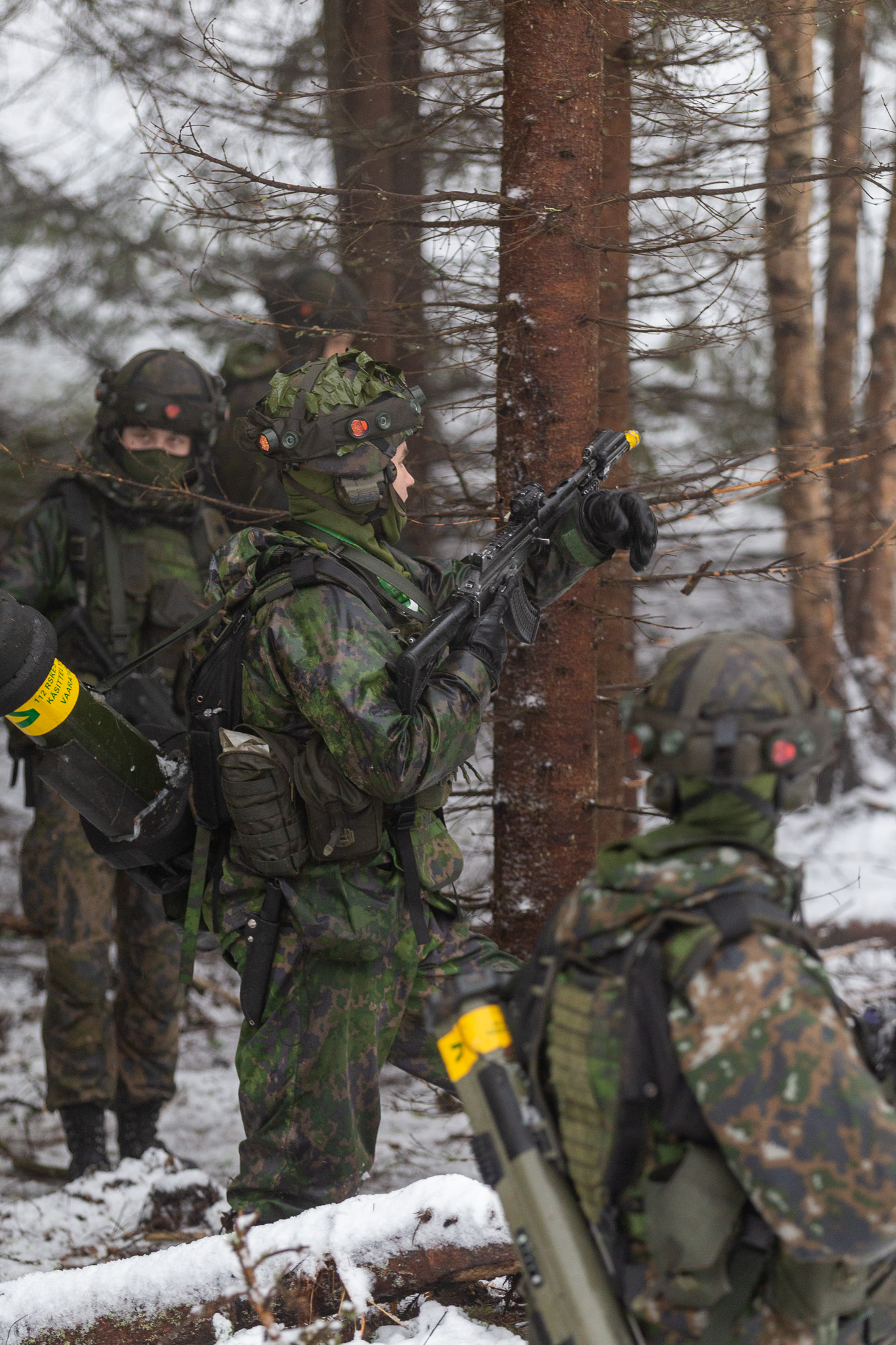 Sotilaat metsässä simulaattoriliiveissä