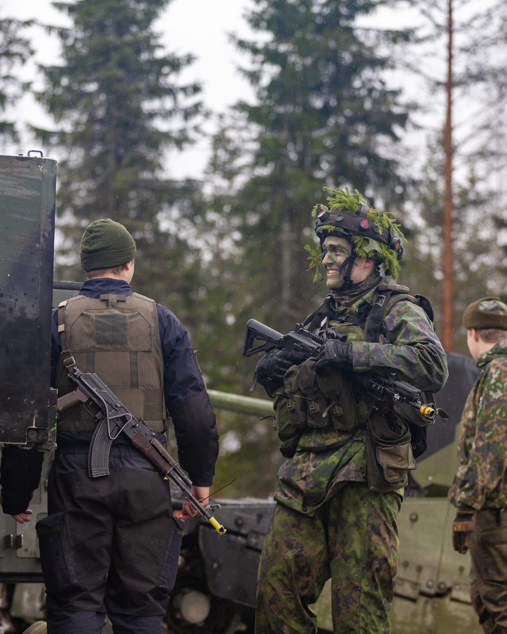 Sotilas naureskelee sinipukuisen sotilaan kanssa