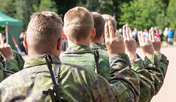Alokkaat vannomassa sotilasvalaa kaksi sormea pystyssä.