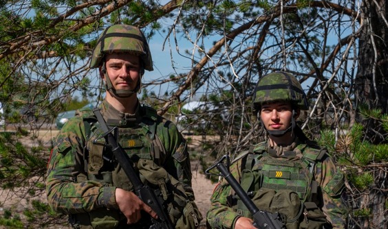 Kersantit Vikajärvi ja Huovinen ovat kuuluvat viimeiseen Crotalelle koulutettavaan joukkotuotantoyksikköön. He kotiutuvat kesäkuussa 2024.