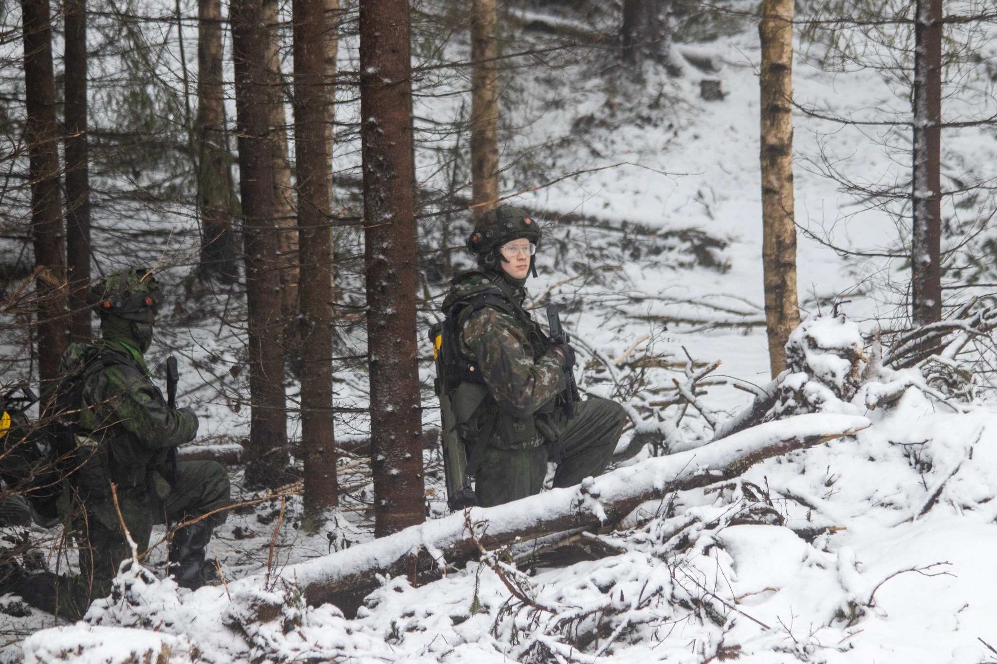 Karjalan prikaatin valmiusyksikön sotureita lumisessa maastossa.
